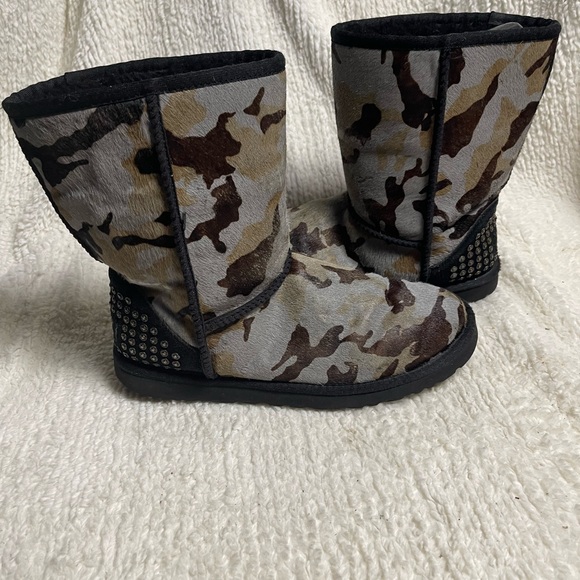 UGG Rowland Boots 1003389-BLK Camo Calf Hair Leather Sheepskin Studded Boots SZ9 - Picture 1 of 11